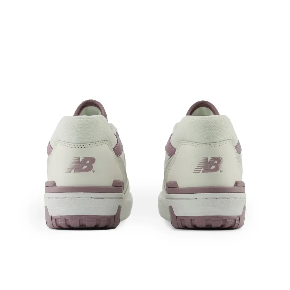 Tênis feminino New Balance 550 branco com detalhes rosa, vista traseira mostrando logo NB no calcanhar